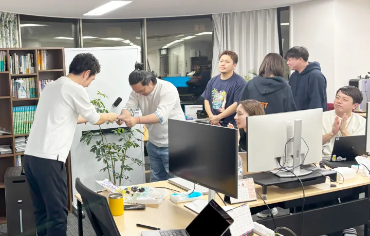 全社会議で表彰されるメンバーと称えるメンバー